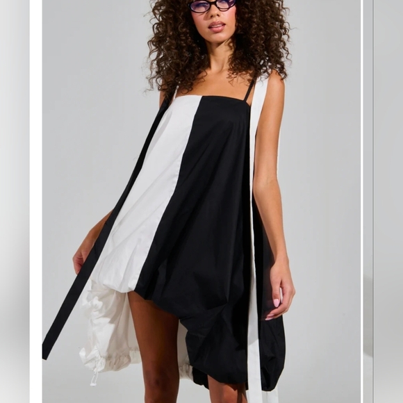 AKIRA Dresses & Skirts - CUTIE GIRL POPLIN MINI BLACK AND WHITE DRESS WITH BOW DETAILS - M